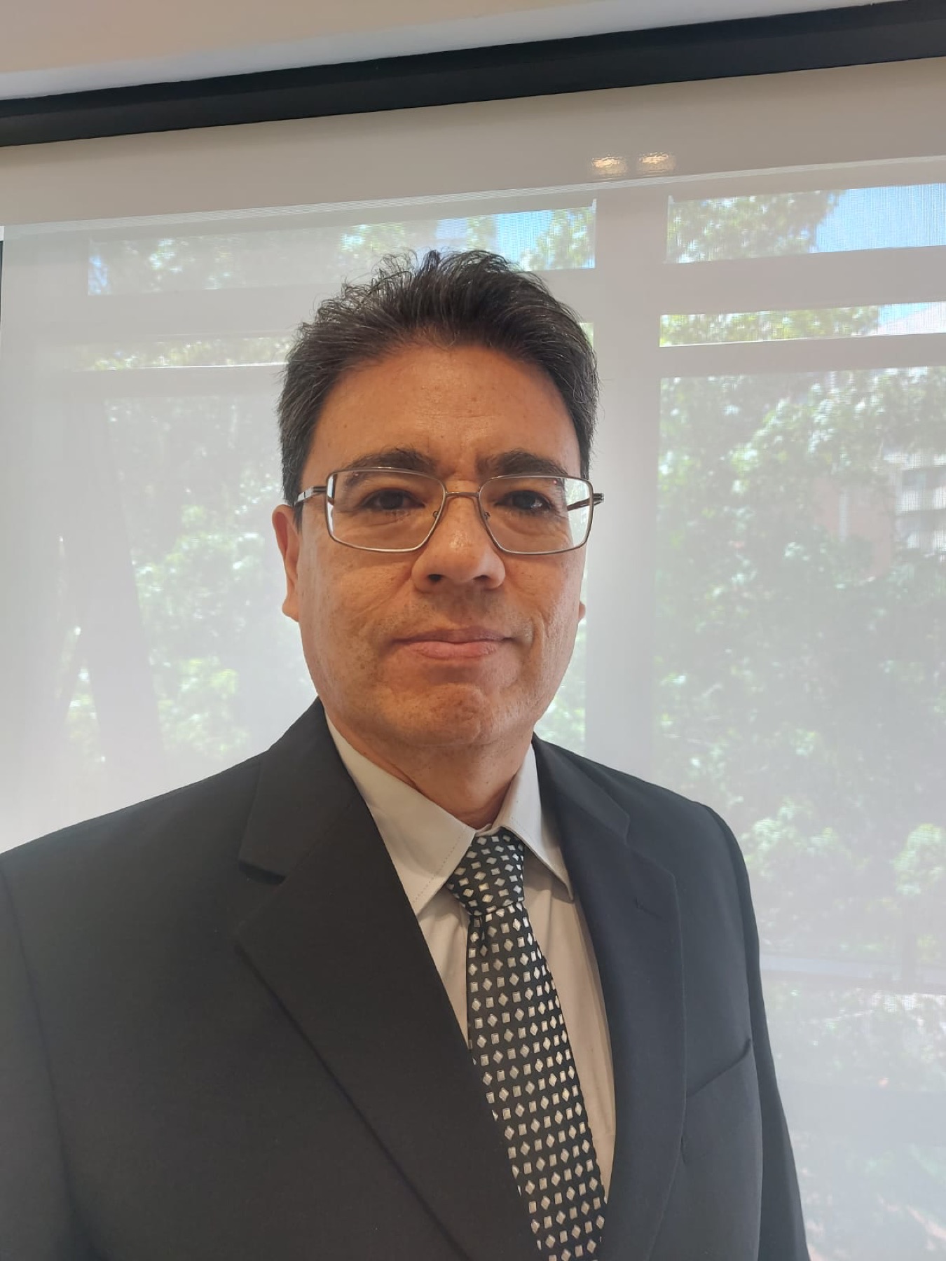 Retrato institucional do Dr. Edson Higa