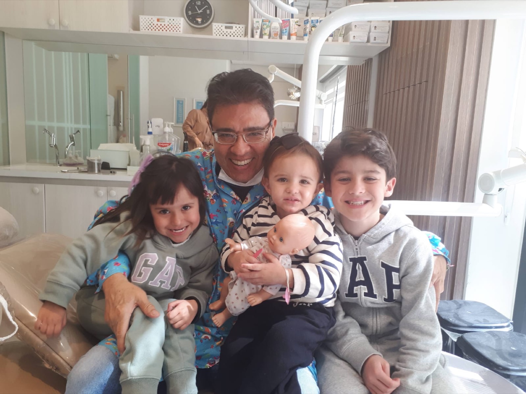 Edson com crianças no consultório