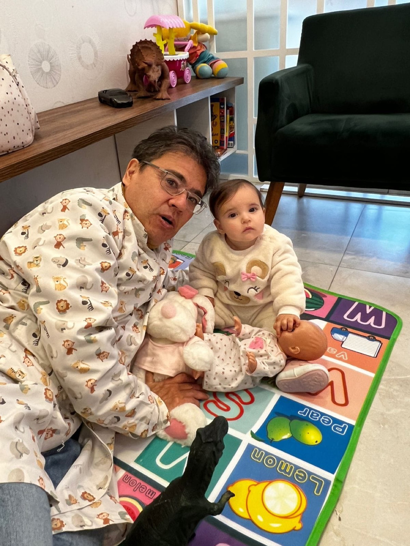 Edson brincando no chão com uma criança