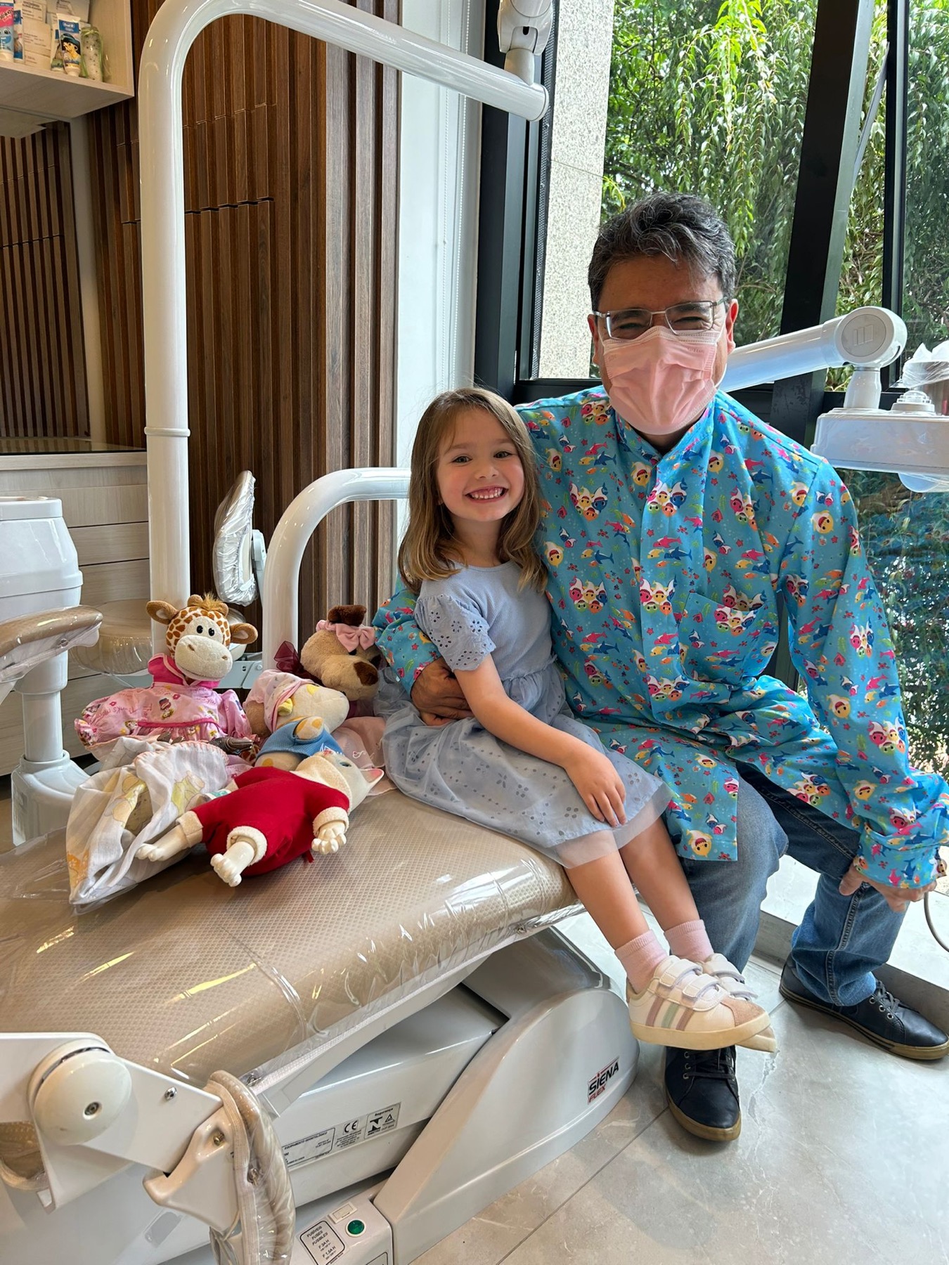Dr. Edson Higa com uma paciente