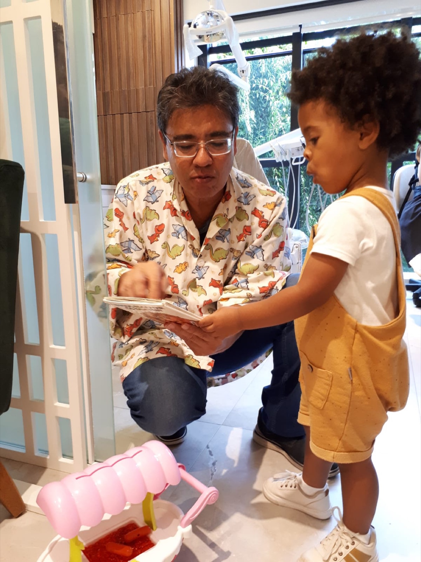 Edson conversando com uma criança