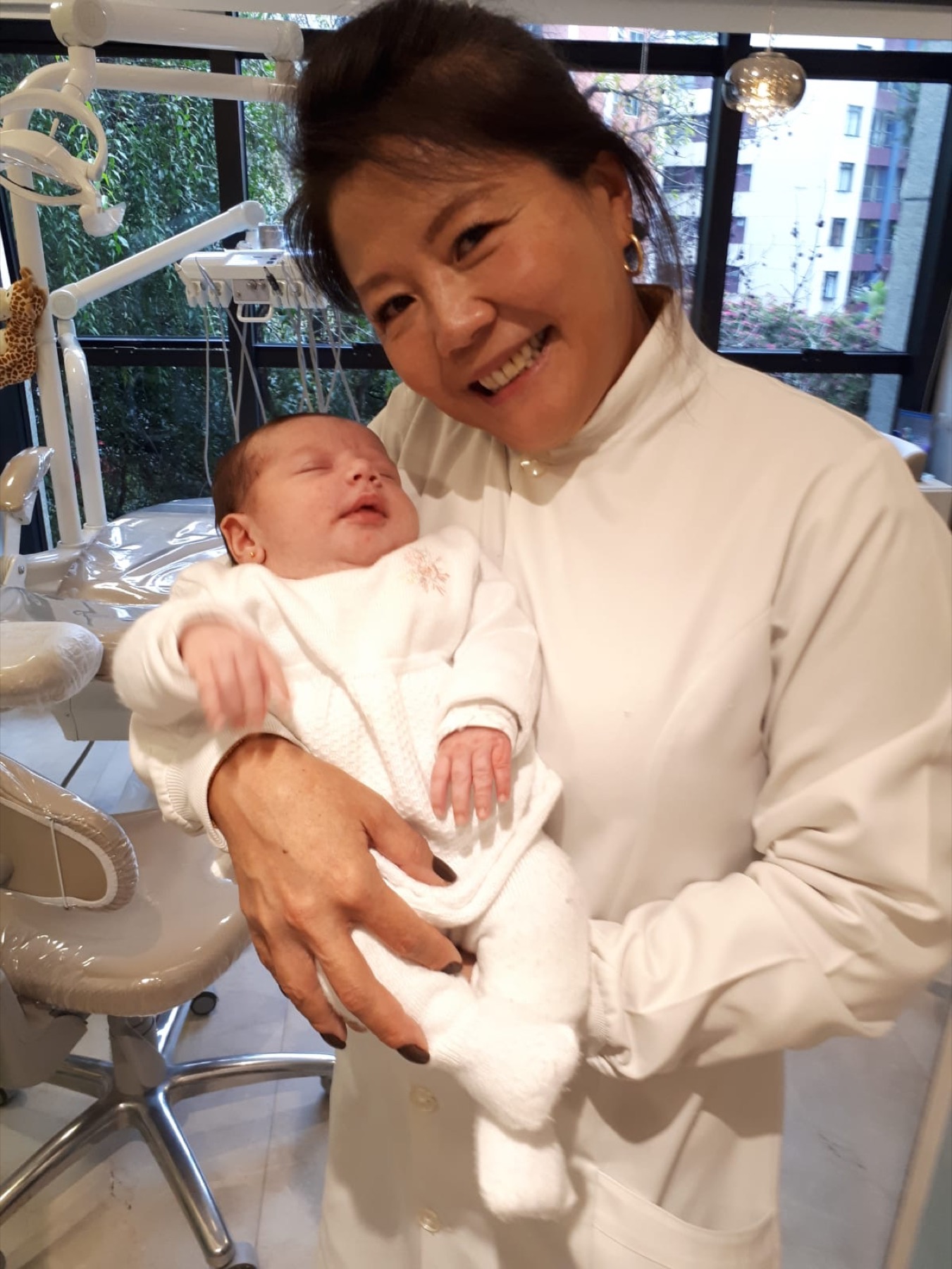 Julie Higa acolhendo um bebê