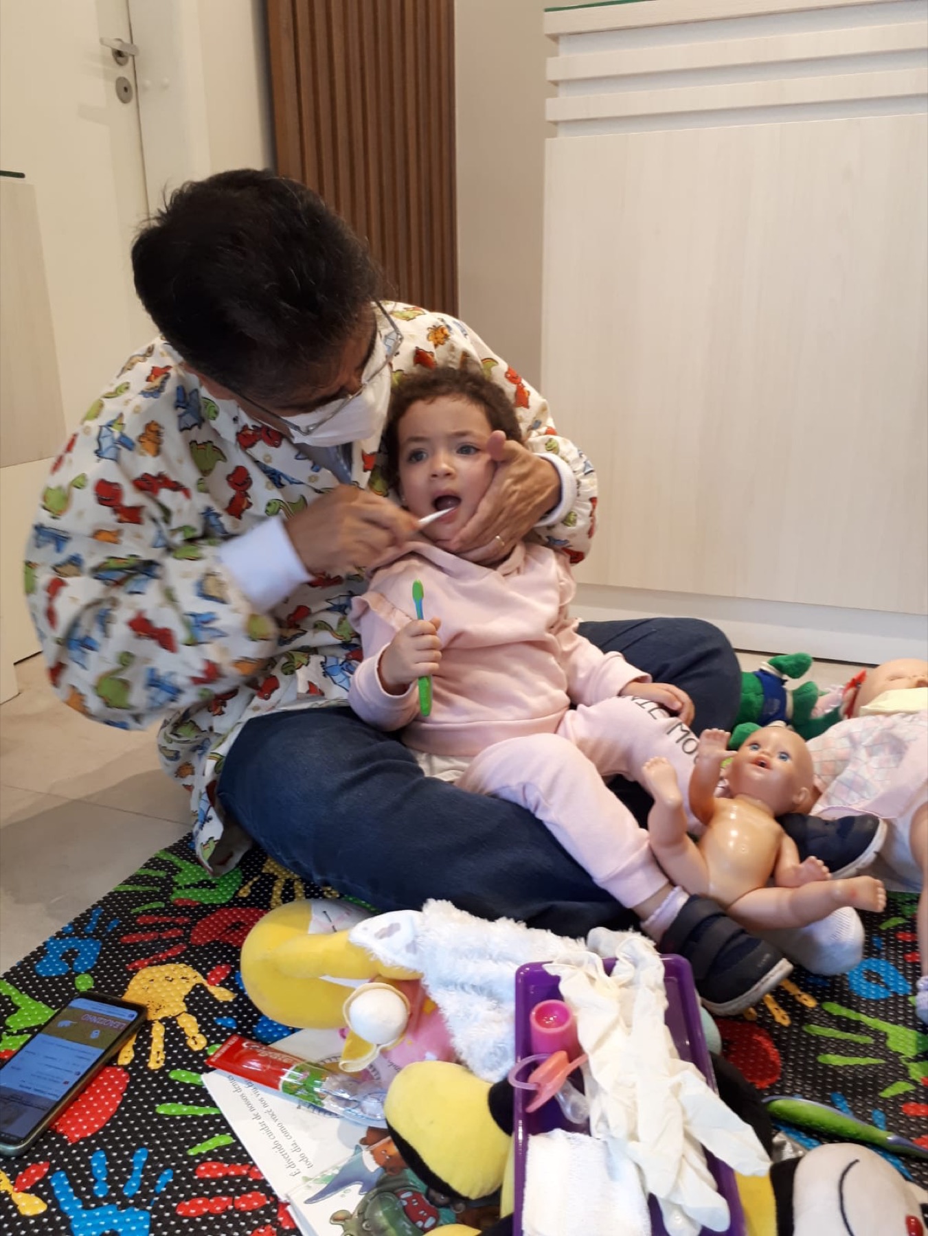 Edson realizando aproximação odontológica no chão