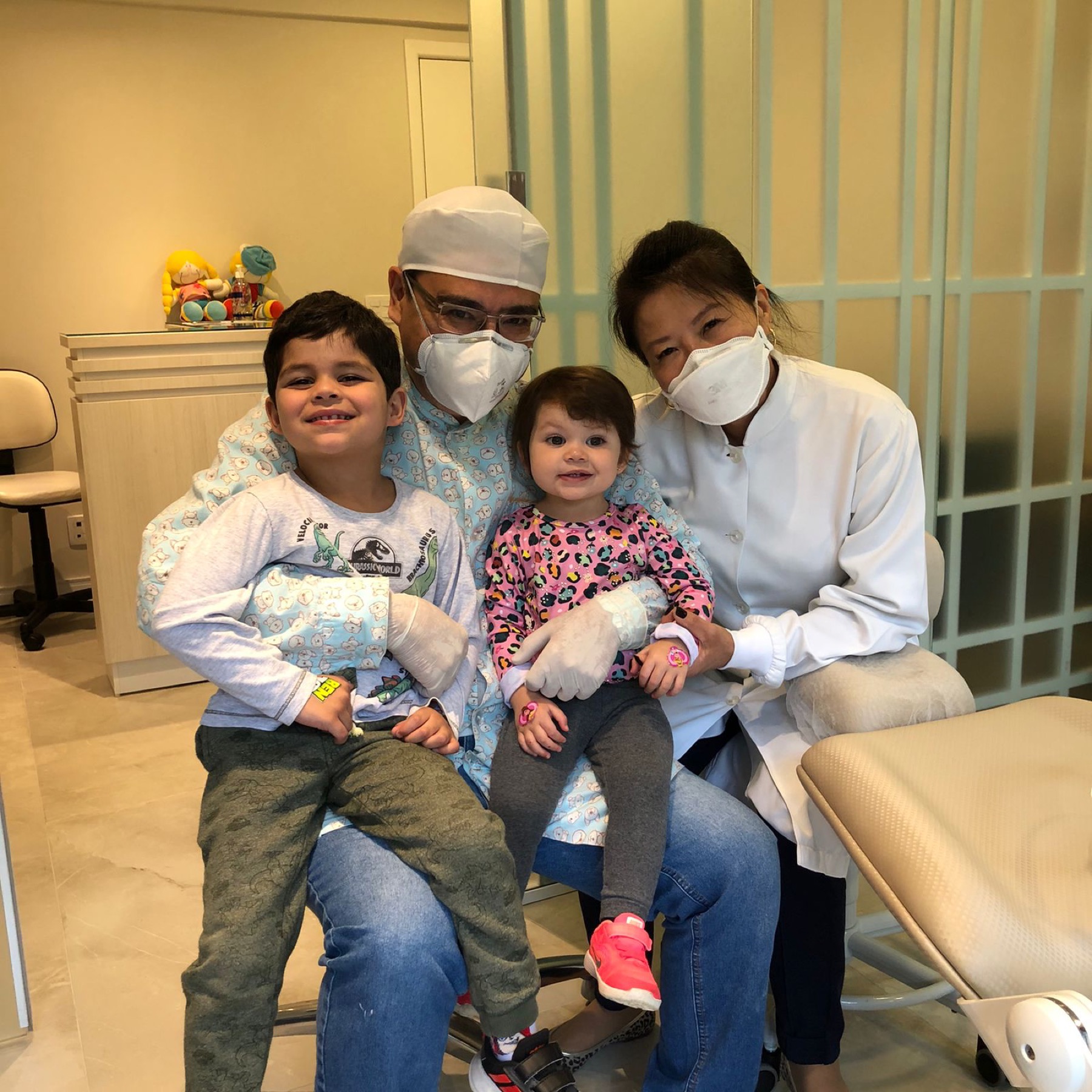 Edson e Julie com pacientes