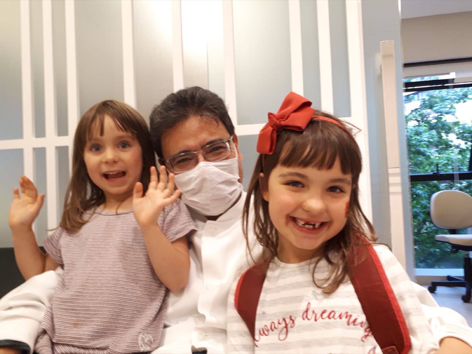 Edson com duas pacientes